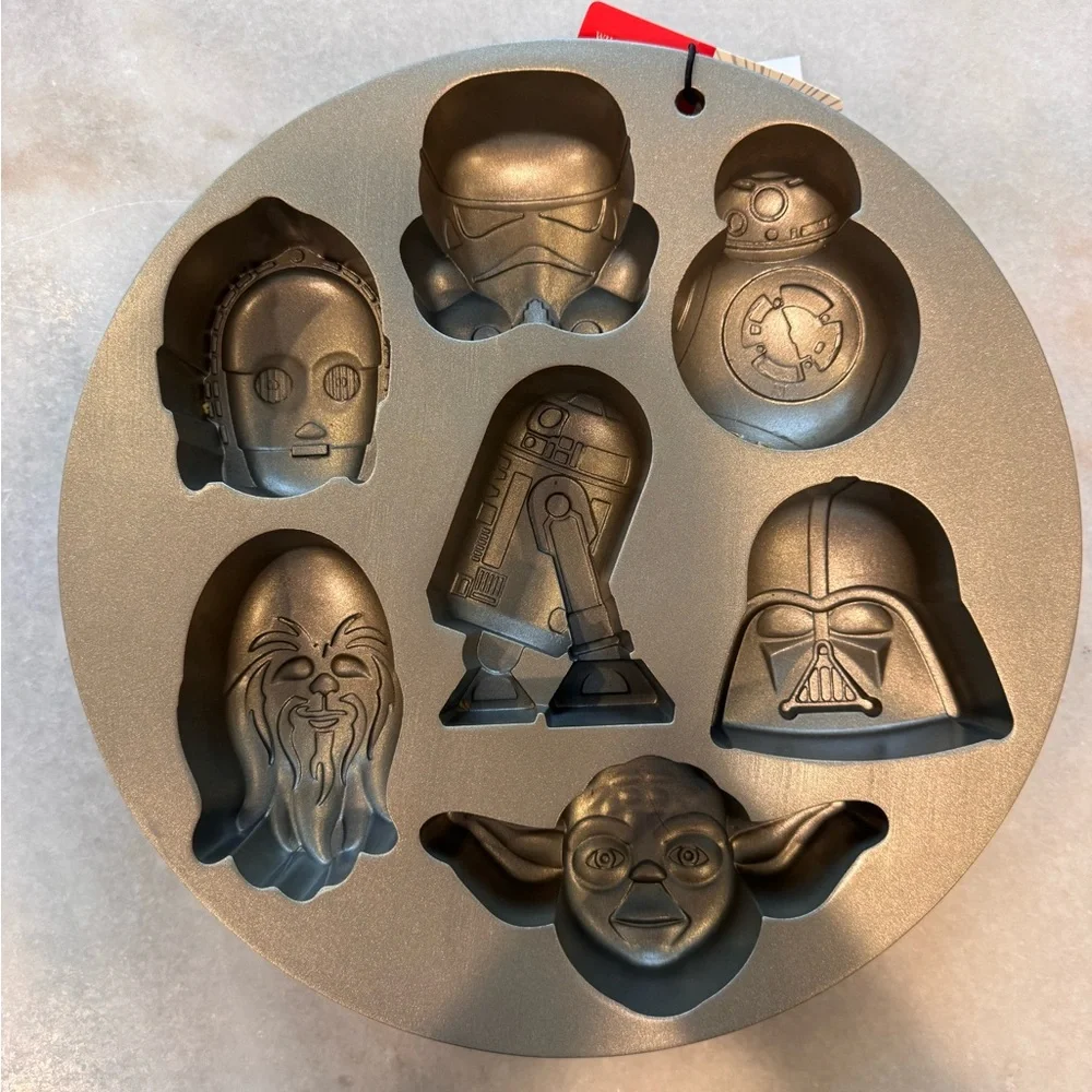 NWT Williams Sonoma Star Wars Cakelet Pan